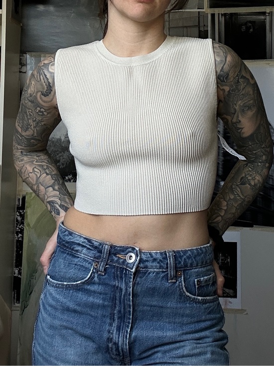 Babaton Tops - Aritzia Babaton muscle tank cropped